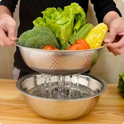 Personne utilisant l'option filtre d'une râpe à carottes pour nettoyer salade.