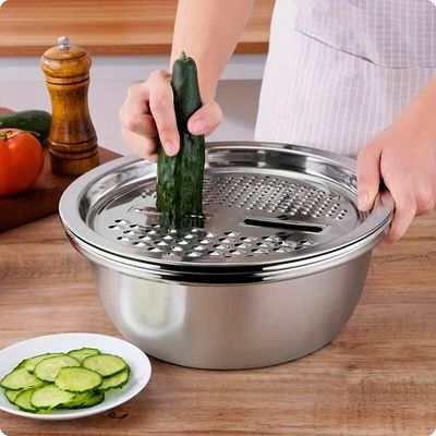 Personne utilisant une râpe à carottes pour trancher un concombre.