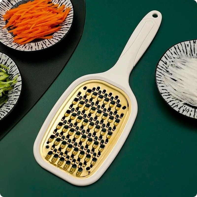 Râpe à carotte blanche posée sur table