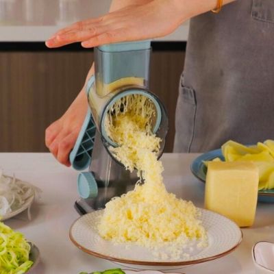 Râpe à légumes manuelle râpant du fromage dans une assiette