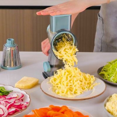Râpe à légumes manuelle râpant du fromage épais dans une assiette 