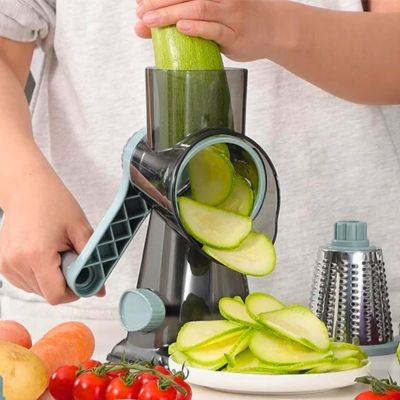 Râpe à légumes manuelle tranchant légumes dans une assiette