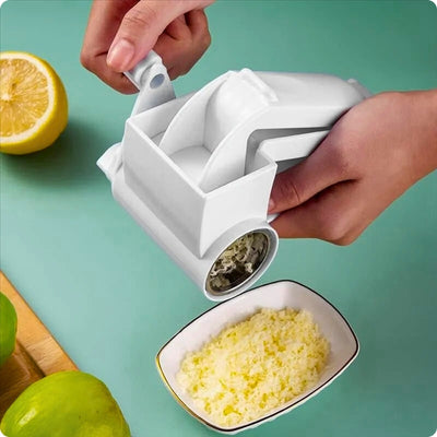 Râpe à fromage tenue par une personne au-dessus d'une assiette de fromage râpé.