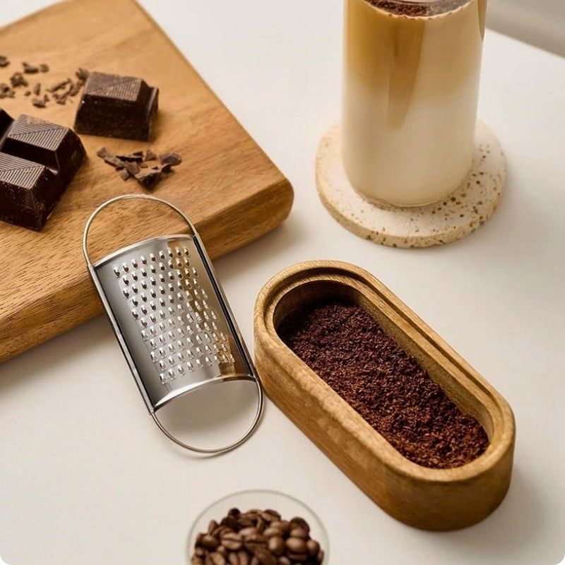 Râpe à fromage dantan'ine avec du chocolat râpé dans réservoir