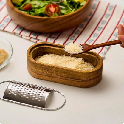 Râpe à fromage dantan'ine remplit de fromage rapé avec cuillere qui récupère fromage