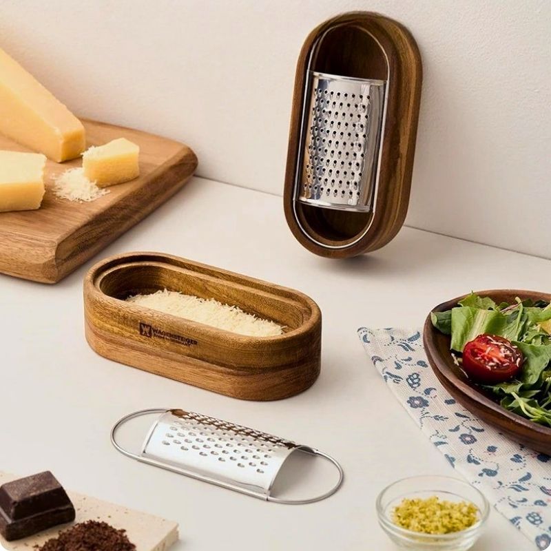 Râpe à fromage dantan'ine posée contre un mur