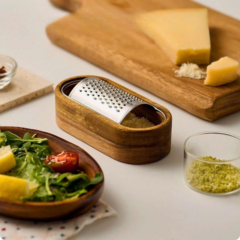Râpe à fromage dantan'ine posée sur une table