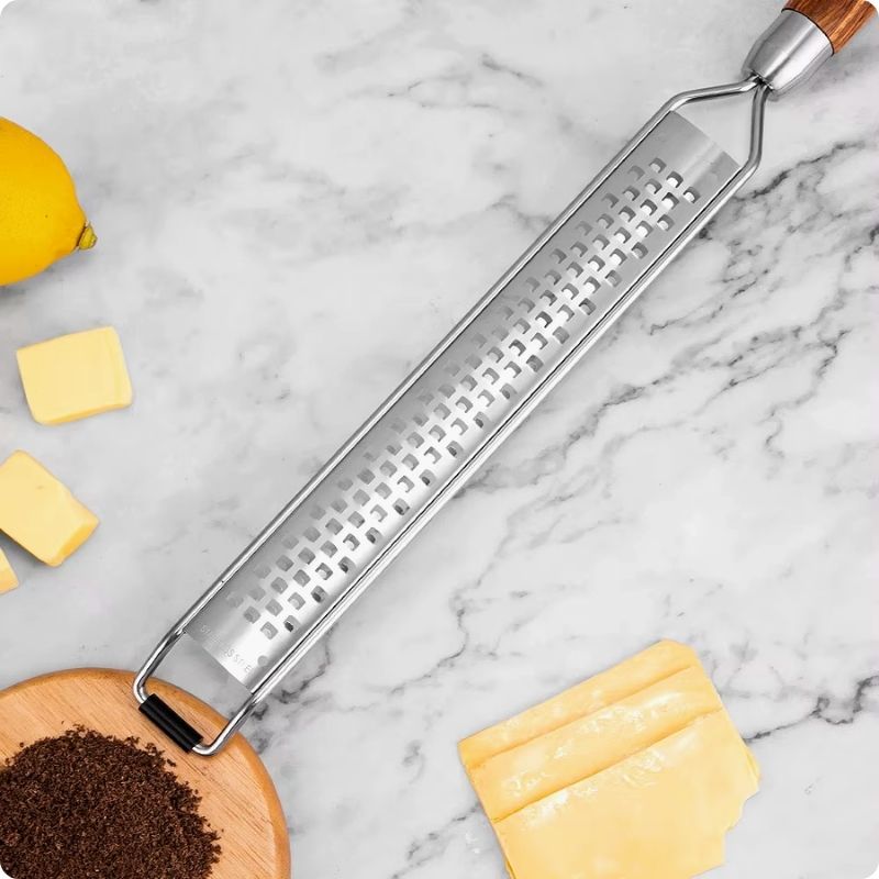 Lame en acier inoxydable d'une rape a fromage