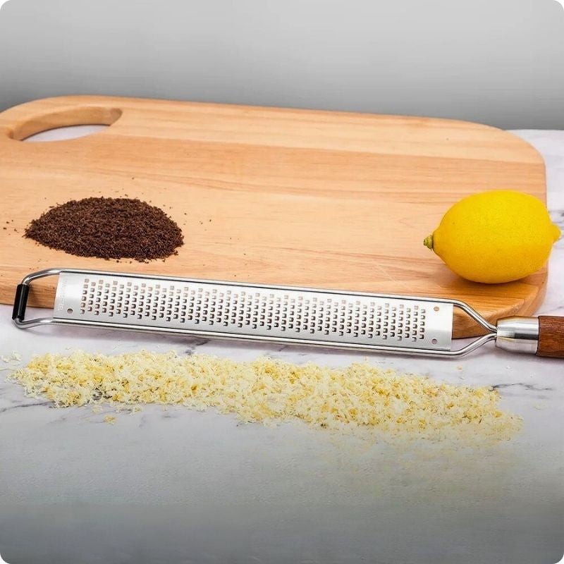 rape a fromage delicea posée contre un planche