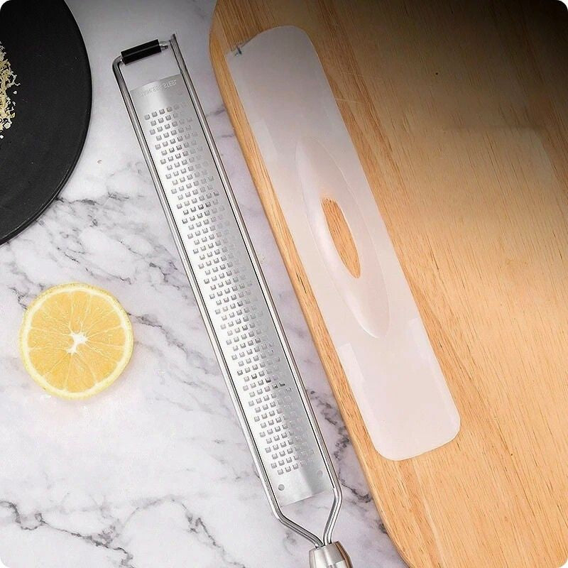 rape a fromage posée à côté de sa protection