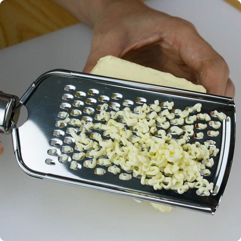 Fromage sortant d'une rape a fromage