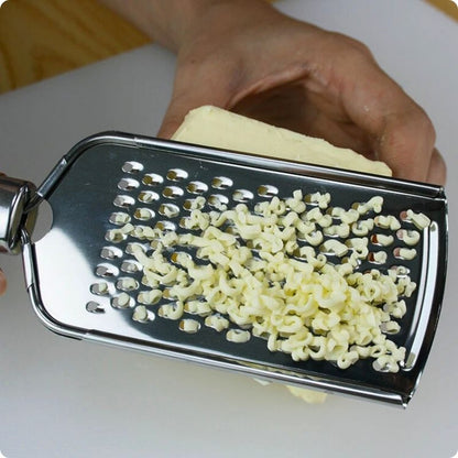 Fromage sortant d'une rape a fromage