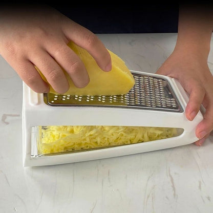 Personne râpant du fromage à l'aide d'une râpe à fromage avec réservoir.