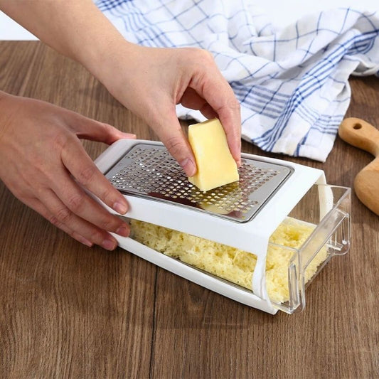 Personne en train de râper du fromage à l'aide d'une râpe à fromage avec réservoir.