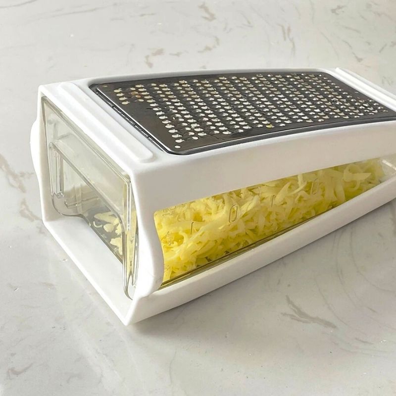 Râpe à fromage posée sur une table.