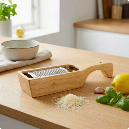 râpe à fromage manuelle grat'ine sur plan à côté tas fromage râpé