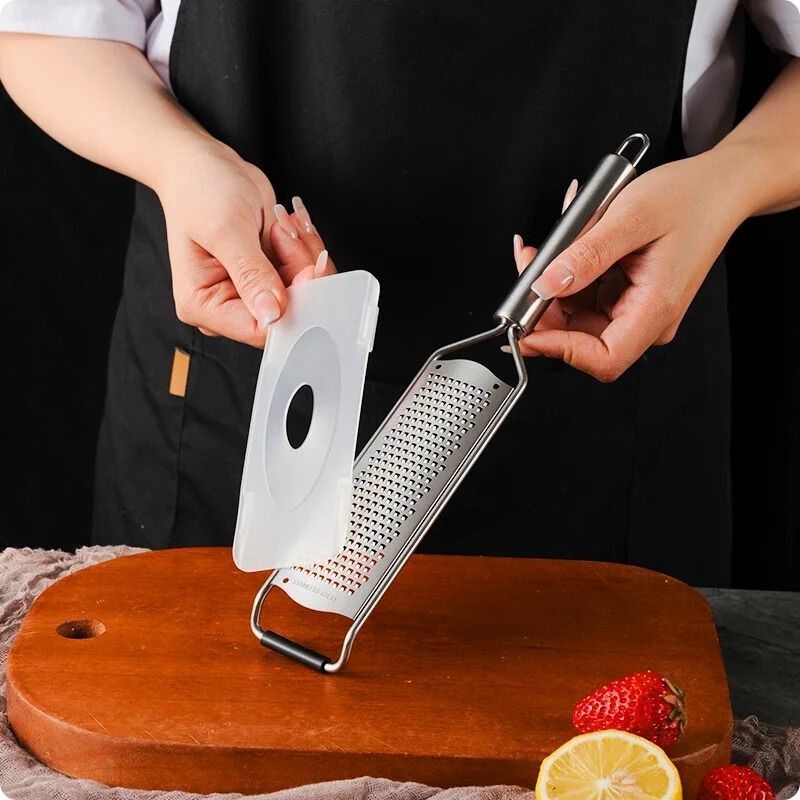 râpe à fromage manuelle avec sa protection