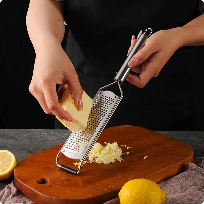 râpe à fromage manuelle utilisée pour râper du fromage