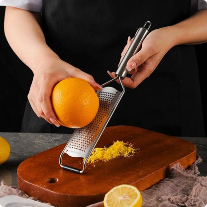 râpe à fromage manuelle utilisée pour râper une orange
