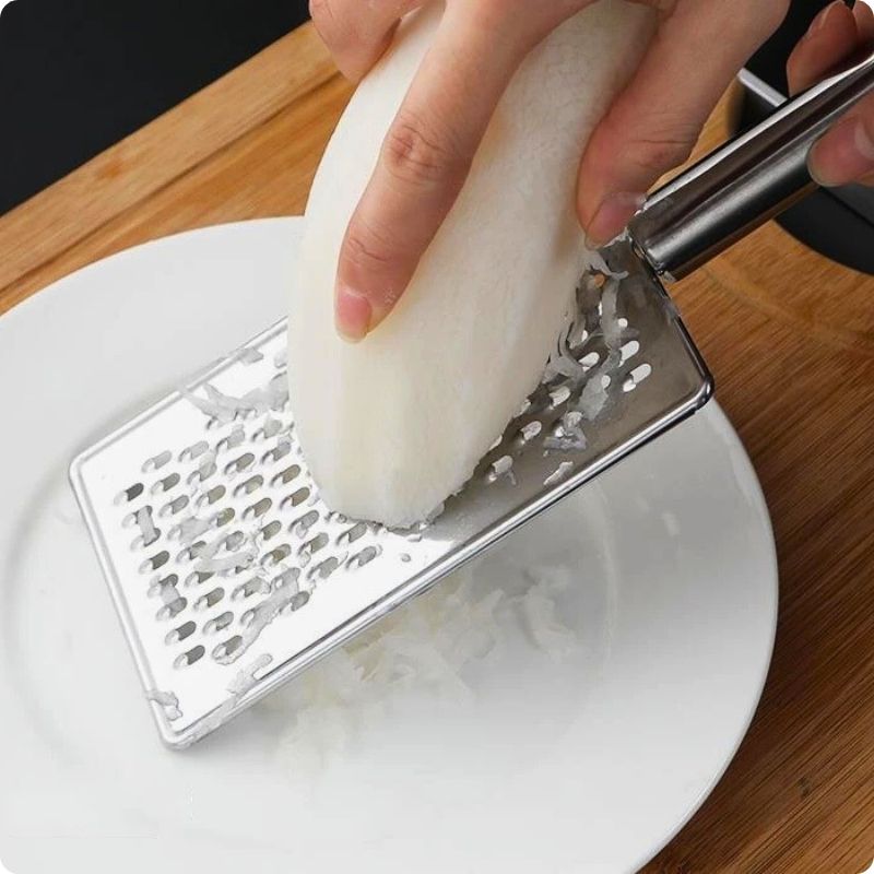 râpe à fromage manuelle rapi chef en train de râper un navet