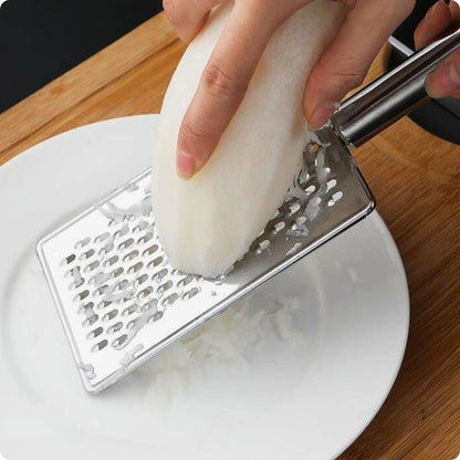 râpe à fromage manuelle rapi chef en train de râper un navet