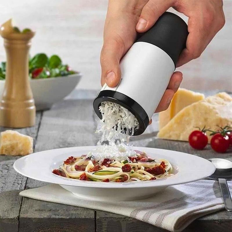 Râpe à fromage utilisée pour assaisonner un plat de pâtes. 