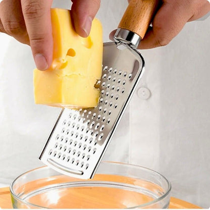 Personne râpant fromage dessus bol à l'aide d'une rape a fromage