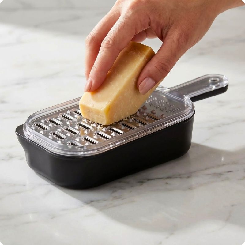 Râpe à fromage recup'ine utilisée pour râper du fromage