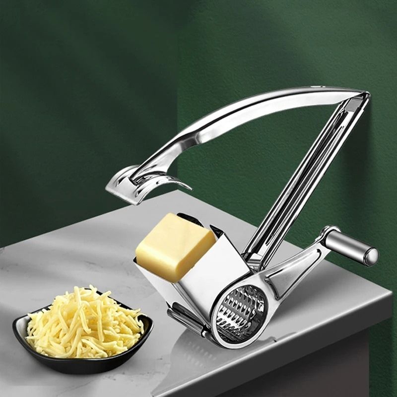 Râpe à fromage posée contre un mur à côté d'un ramequin de fromage râpé