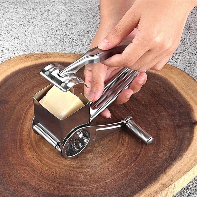 Râpe à fromage posée sur une planche en bois