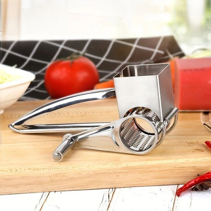 Râpe à fromage posée sur une planche en bois