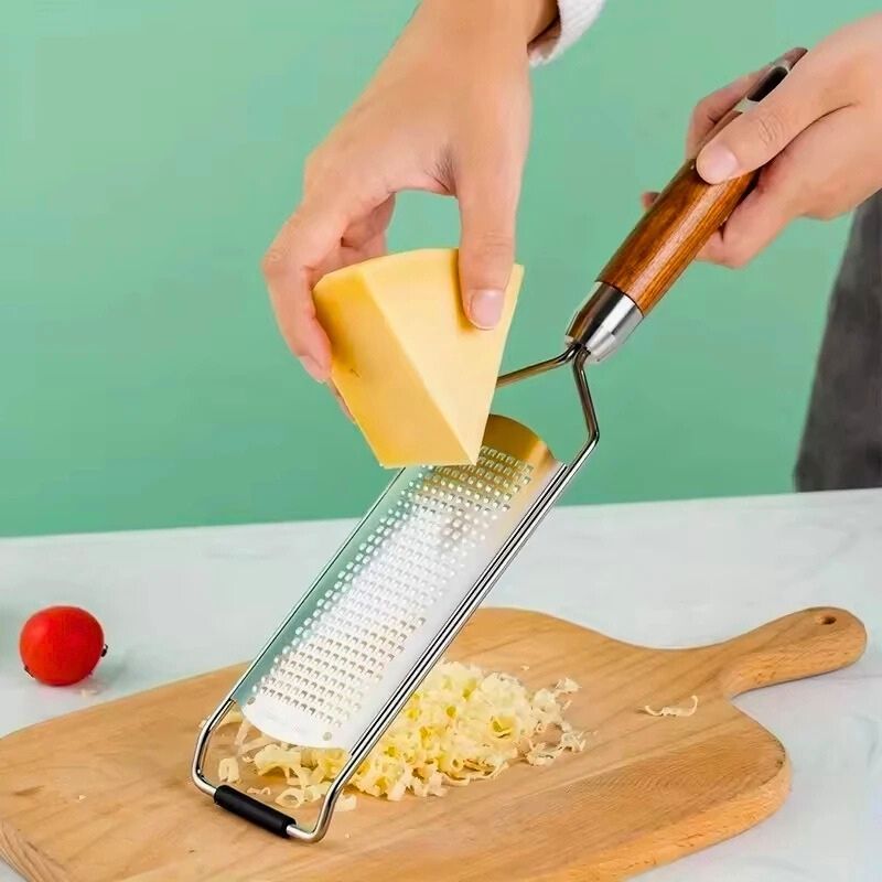 Personne râpant fromage avec rape a fromage