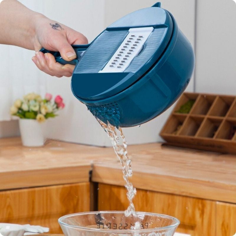 Rape a legumes avec de l'eau qui sort par les trous du côté.
