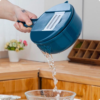 Rape a legumes avec de l'eau qui sort par les trous du côté.