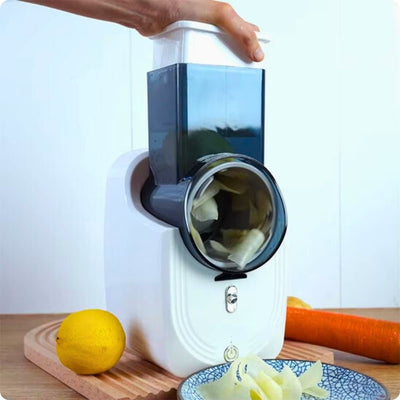 Râpe à légumes électrique utilisé par une personne pour couper des pommes de terre.