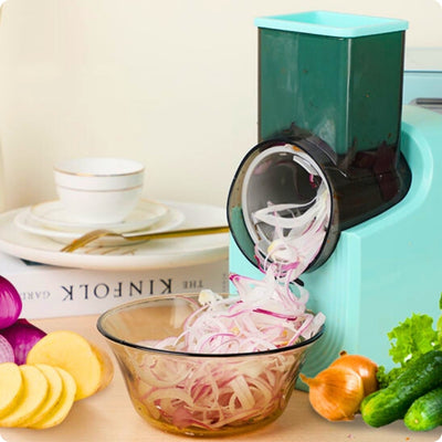 Râpe à légumes électrique utilisé par une personne pour couper un oignon.