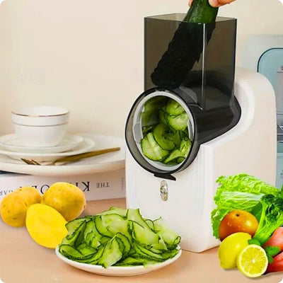 Râpe à légumes électrique utilisé par une personne pour trancher un concombre.