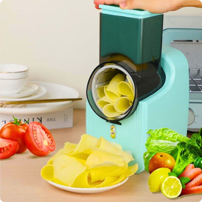 Râpe à légumes électrique utilisé par une personne pour trancher des pommes de terre.