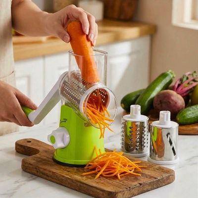 Râpe à légumes manuelle express'ine utilisée pour râper une carrotte