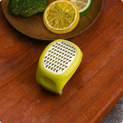 Râpe de cuisine mini'ine posée sur une table
