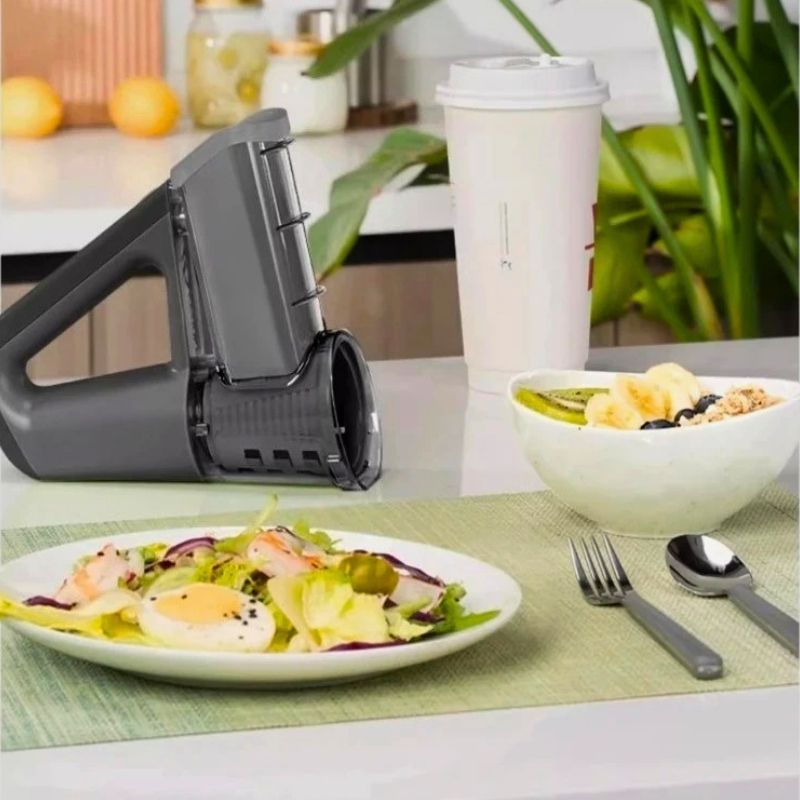 Râpe électrique légumes zen rap'ine posée sur une table