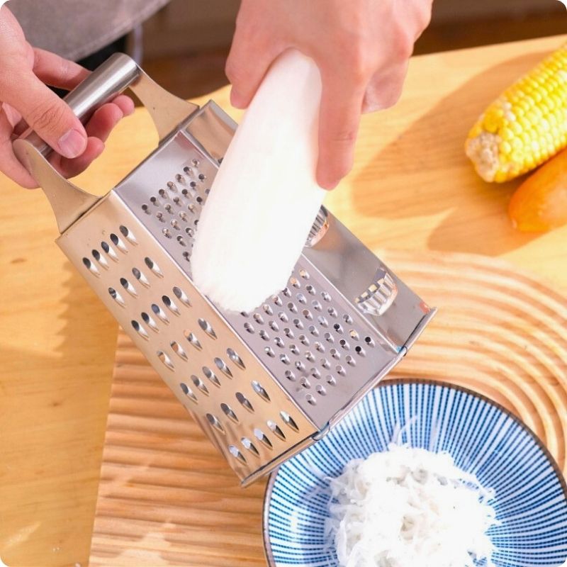 Râpe legumes manuelle utilisée pour râper cèleri.