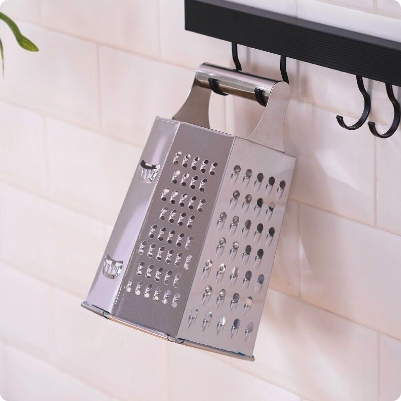 Râpe legumes manuelle suspendue à un crochet.