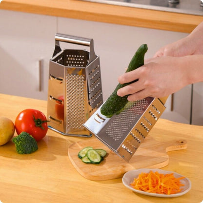 Râpe legumes manuelle utilisée pour trancher concombre.