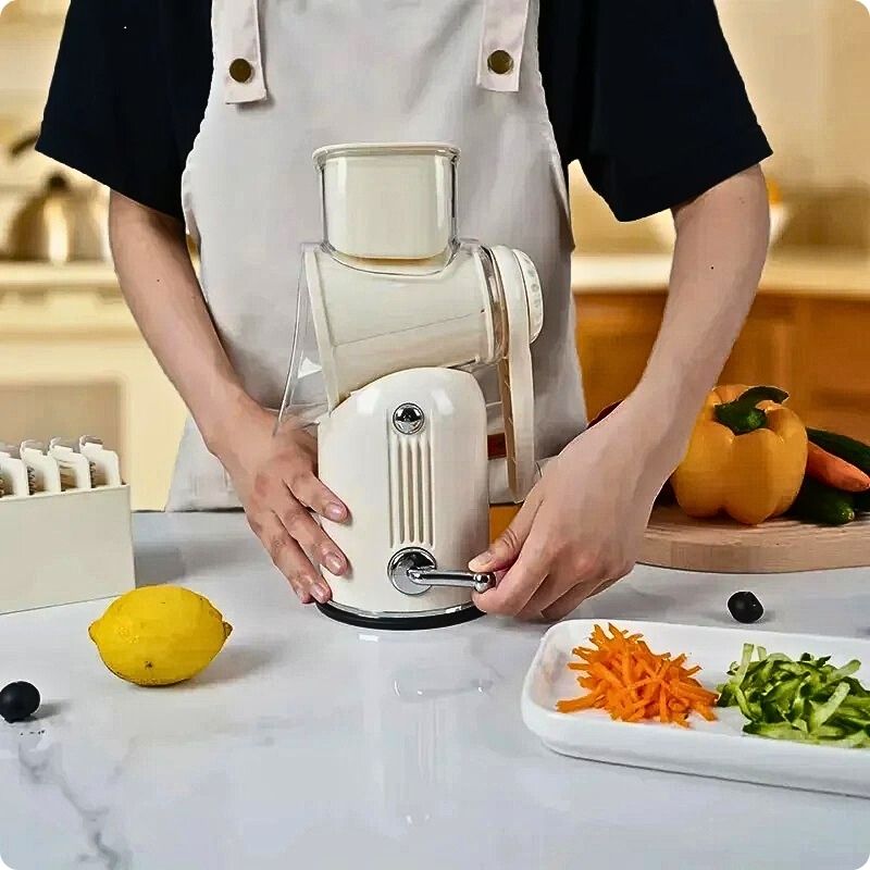 Râpe à légumes manuelle en train d'être ventousée par une personne pour la fixer sur une table.