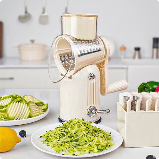 Râpe légumes manuelle posée sur une table à côté d'une assiette de légumes râpé.