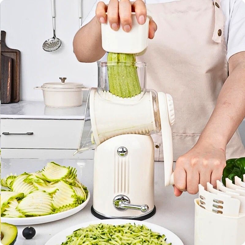 Râpe légumes manuelle utilisée par une personne pour trancheuse en rondelle ondulée une courgette.