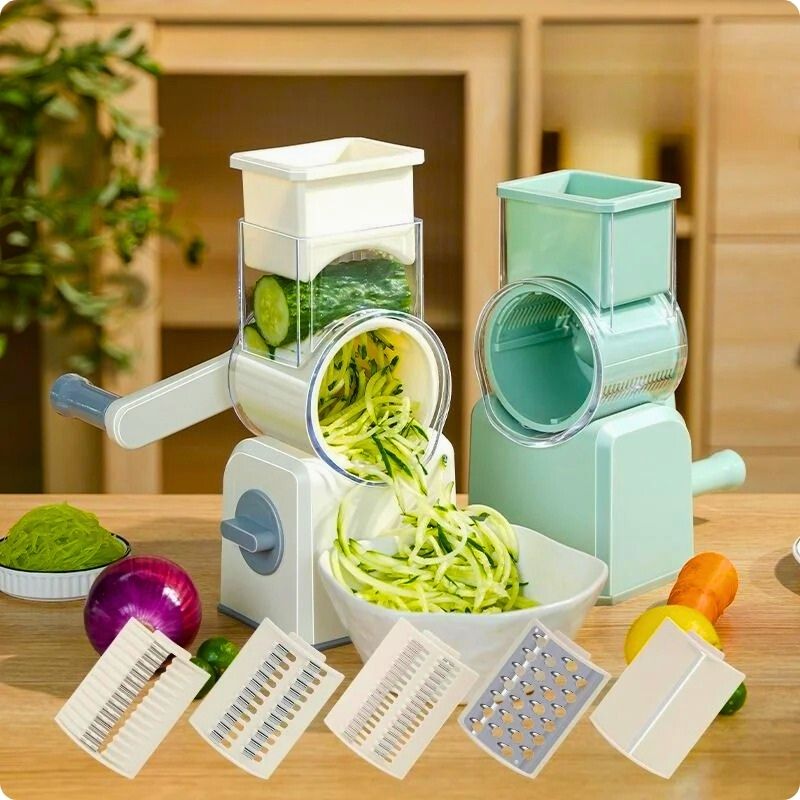 Râpe légumes manuelle posée sur une table avec une julienne de concombre qui tombe dans un bol.