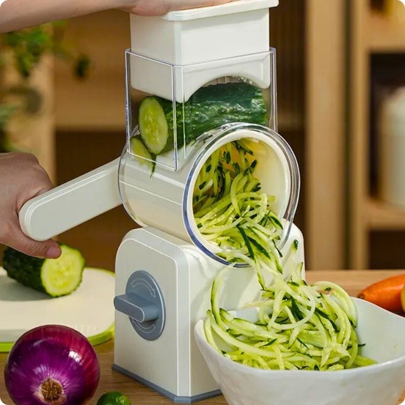 Râpe légumes manuelle râpant un concombre.