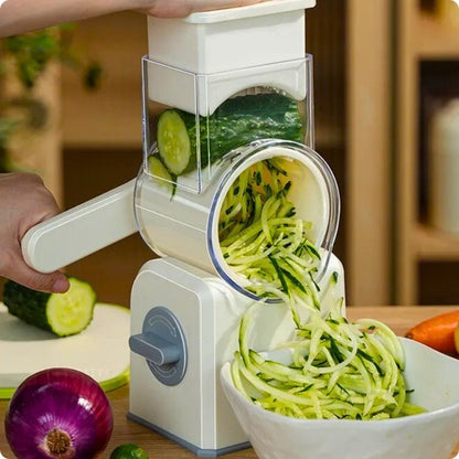 Râpe légumes manuelle râpant un concombre.